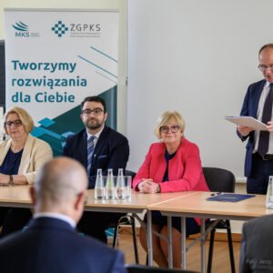 Zdjęcie przedstawia uczestników uroczystości podpisania umowy na zakup autobusów wodorowych