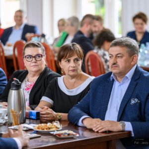 Zdjęcie przedstawia uczestników podpisania umów w ramach programów rządowych