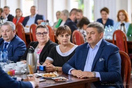 Zdjęcie przedstawia uczestników podpisania umów w ramach programów rządowych