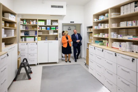 Zdjęcie przedstawia uczestników uroczystości otwarcia apteki szpitalnej