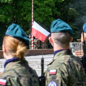 Zdjęcie przedstawia uczestników obchodów Narodowego Dnia Zwycięstwa