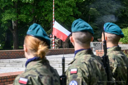 Zdjęcie przedstawia uczestników obchodów Narodowego Dnia Zwycięstwa