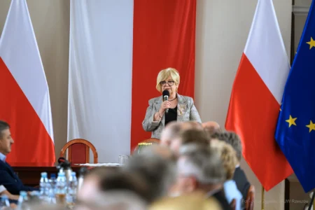 Zdjęcie przedstawia uczestników podpisania umów w ramach programów rządowych