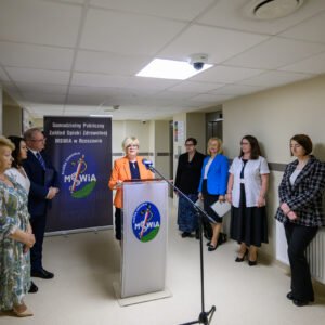 Zdjęcie przedstawia wojewodę podkarpackiego Teresę Kubas-Hul podczas otwarcia apteki szpitalnej w szpitalu MSWiA w Rzeszowie