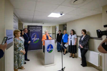 Zdjęcie przedstawia wojewodę podkarpackiego Teresę Kubas-Hul podczas otwarcia apteki szpitalnej w szpitalu MSWiA w Rzeszowie