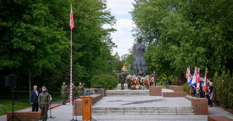 Zdjęcie przedstawia uczestników obchodów Narodowego Dnia Zwycięstwa