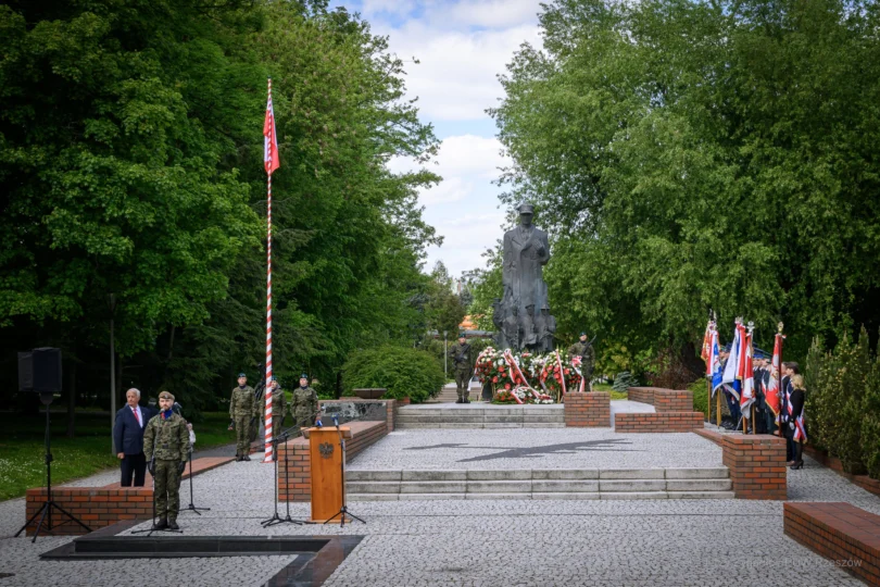 Zdjęcie przedstawia uczestników obchodów Narodowego Dnia Zwycięstwa