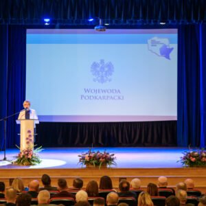 Zdjęcie przedstawia wojewodę podkarpackiego Teresę Kubas-Hul przemawiającą podczas obchodów Dnia Samorządu Terytorialnego
