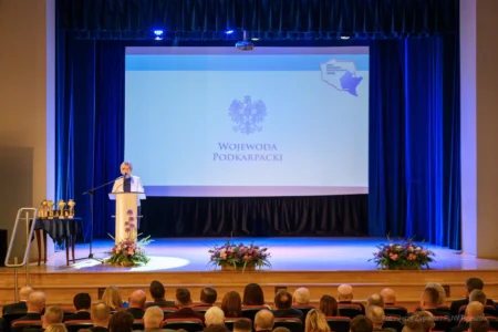 Zdjęcie przedstawia wojewodę podkarpackiego Teresę Kubas-Hul przemawiającą podczas obchodów Dnia Samorządu Terytorialnego