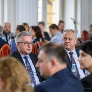 Zdjęcie przedstawia uczestników podpisania umów w ramach programów rządowych
