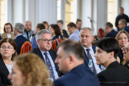 Zdjęcie przedstawia uczestników podpisania umów w ramach programów rządowych