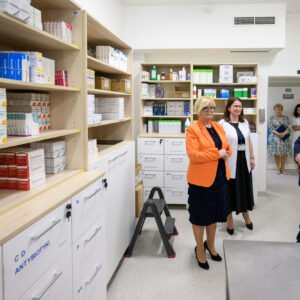Zdjęcie przedstawia uczestników uroczystości otwarcia apteki szpitalnej