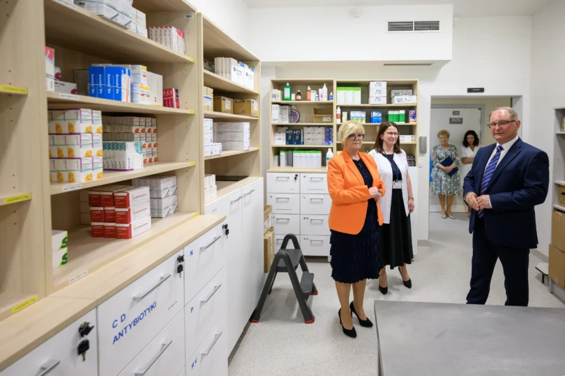 Zdjęcie przedstawia uczestników uroczystości otwarcia apteki szpitalnej