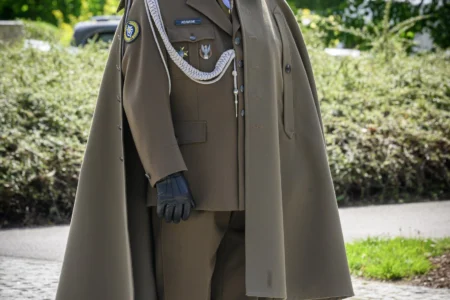 Zdjęcie przedstawia uczestników obchodów Narodowego Dnia Zwycięstwa