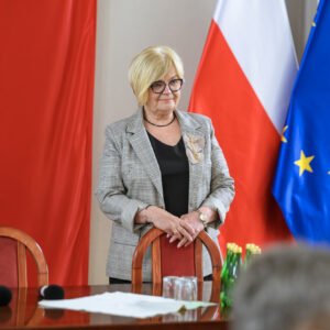 Zdjęcie przedstawia uczestników podpisania umów w ramach programów rządowych