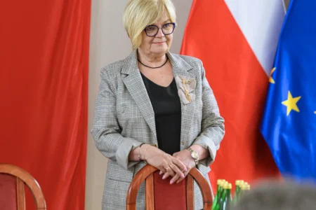 Zdjęcie przedstawia uczestników podpisania umów w ramach programów rządowych