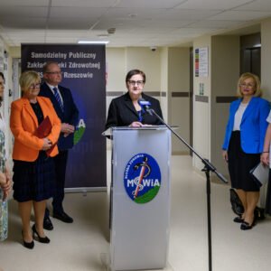 Zdjęcie przedstawia uczestników uroczystości otwarcia apteki szpitalnej