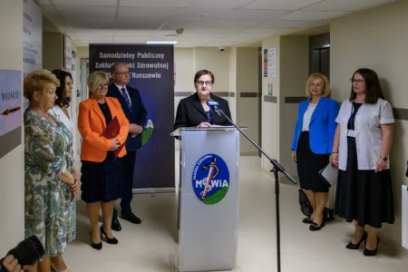 Zdjęcie przedstawia uczestników uroczystości otwarcia apteki szpitalnej