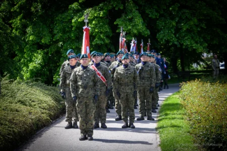 Zdjęcie przedstawia uczestników obchodów Narodowego Dnia Zwycięstwa