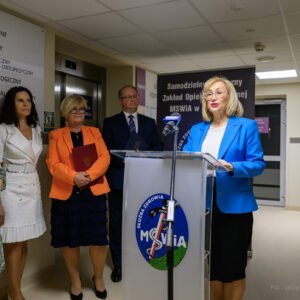 Zdjęcie przedstawia uczestników uroczystości otwarcia apteki szpitalnej