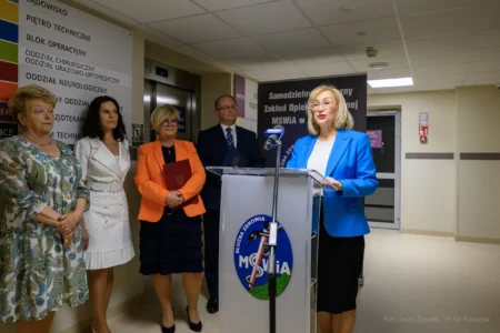 Zdjęcie przedstawia uczestników uroczystości otwarcia apteki szpitalnej