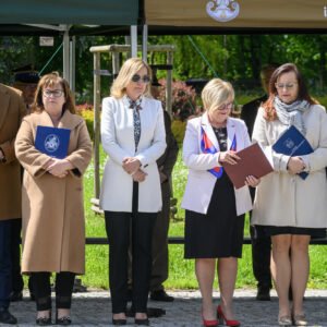 Zdjęcie przedstawia uczestników obchodów Narodowego Dnia Zwycięstwa