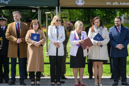 Zdjęcie przedstawia uczestników obchodów Narodowego Dnia Zwycięstwa