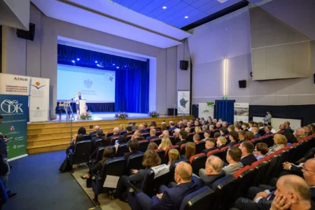 Zdjęcie przedstawia uczestników obchodów Dnia Samorządu Terytorialnego