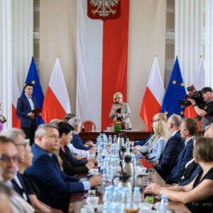 Zdjęcie przedstawia uczestników podpisania umów w ramach programów rządowych