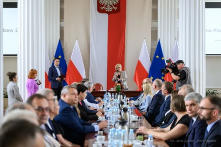 Zdjęcie przedstawia uczestników podpisania umów w ramach programów rządowych