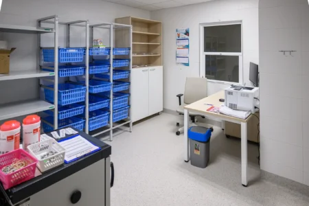 Zdjęcie przedstawia uczestników uroczystości otwarcia apteki szpitalnej