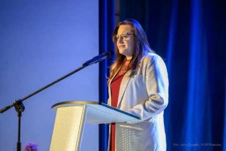 Zdjęcie przedstawia wicemarszałek woejwództwa podkarpackiego Małgorzatę Jarosińską-Jedynak przemawiającą podczas obchodów Dnia Samorządu Terytorialnego