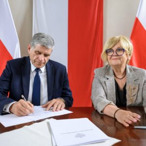 Zdjęcie przedstawia uczestników podpisania umów w ramach programów rządowych