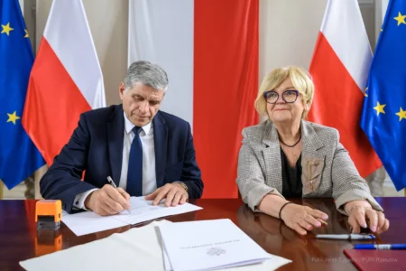 Zdjęcie przedstawia uczestników podpisania umów w ramach programów rządowych