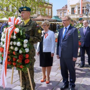 Zdjęcie przedstawia uczestników uroczystości Święta Konstytucji 3 Maja