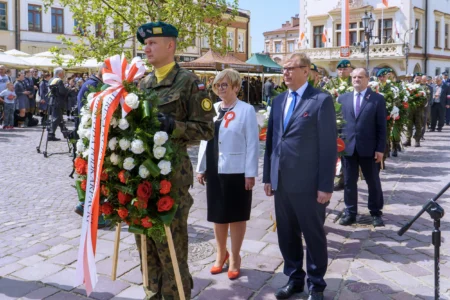 Zdjęcie przedstawia uczestników uroczystości Święta Konstytucji 3 Maja