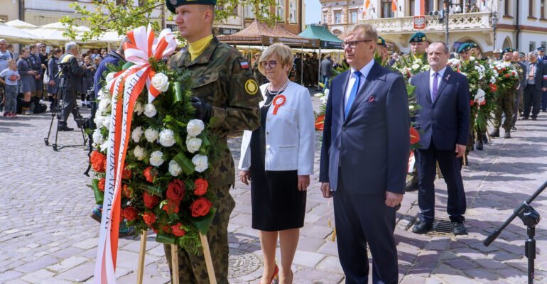 Zdjęcie przedstawia uczestników uroczystości Święta Konstytucji 3 Maja