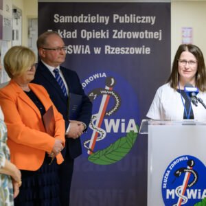 Zdjęcie przedstawia uczestników uroczystości otwarcia apteki szpitalnej