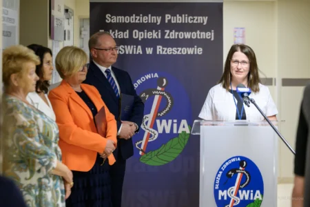 Zdjęcie przedstawia uczestników uroczystości otwarcia apteki szpitalnej