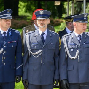 Zdjęcie przedstawia uczestników obchodów Narodowego Dnia Zwycięstwa