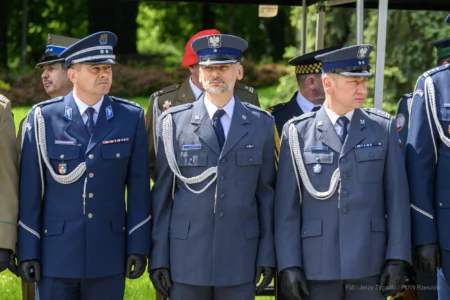 Zdjęcie przedstawia uczestników obchodów Narodowego Dnia Zwycięstwa