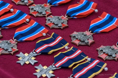 Zdjęcie przedstawia odznaczenia