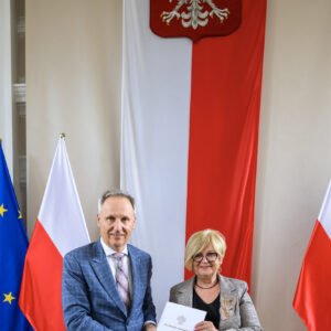 Zdjęcie przedstawia uczestników podpisania umów w ramach programów rządowych