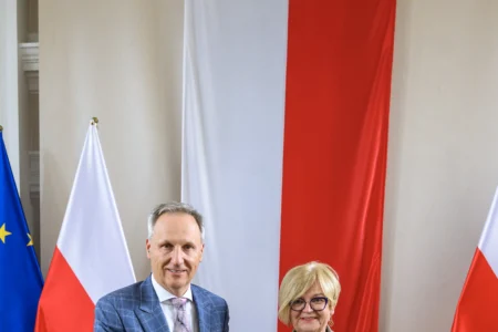 Zdjęcie przedstawia uczestników podpisania umów w ramach programów rządowych