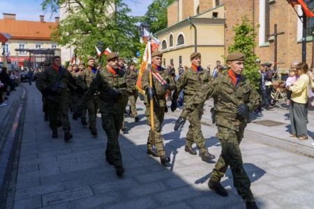 Zdjęcie przedstawia uczestników uroczystości Święta Konstytucji 3 Maja