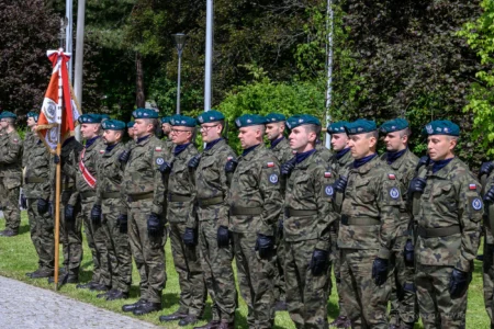 Zdjęcie przedstawia uczestników obchodów Narodowego Dnia Zwycięstwa