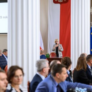 Zdjęcie przedstawia uczestników podpisania umów w ramach programów rządowych