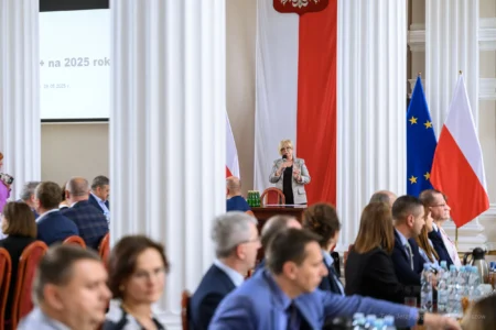 Zdjęcie przedstawia uczestników podpisania umów w ramach programów rządowych