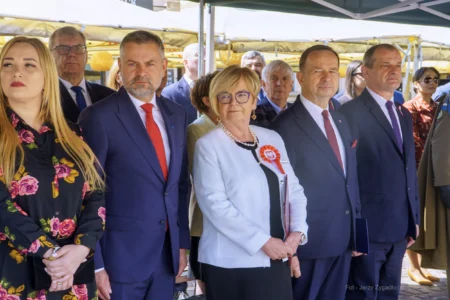 Zdjęcie przedstawia uczestników uroczystości Święta Konstytucji 3 Maja