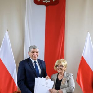 Zdjęcie przedstawia uczestników podpisania umów w ramach programów rządowych
